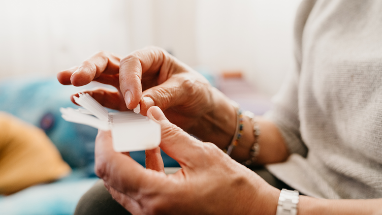 Wat bepaalt of iemand die aanvalsvrij is probleemloos kan stoppen met medicijnen?