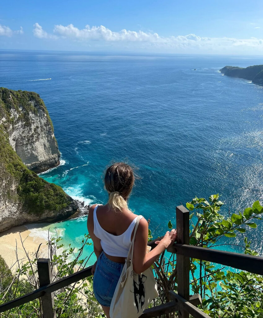 Aan de buitenkant zie je mij daar achter zit een verhaal dat jarenlang geen naam had.