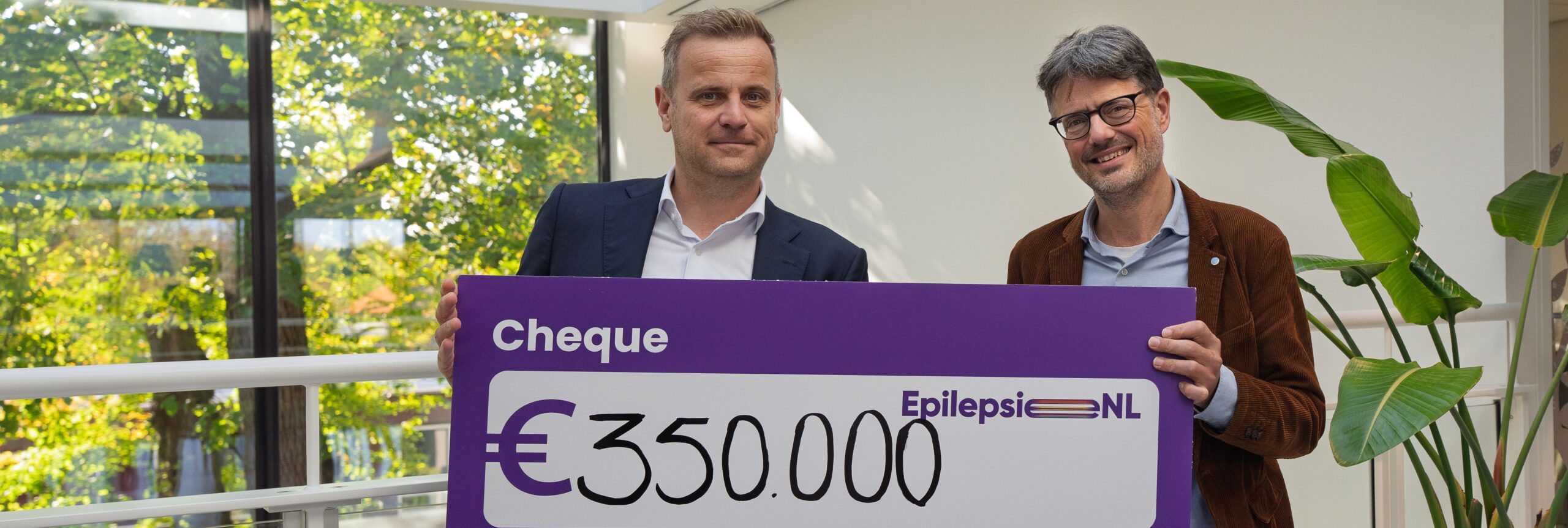 Rutger en Roland cheque uitreiking